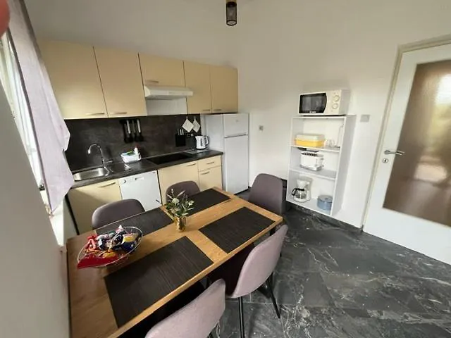 Laura Apartman *